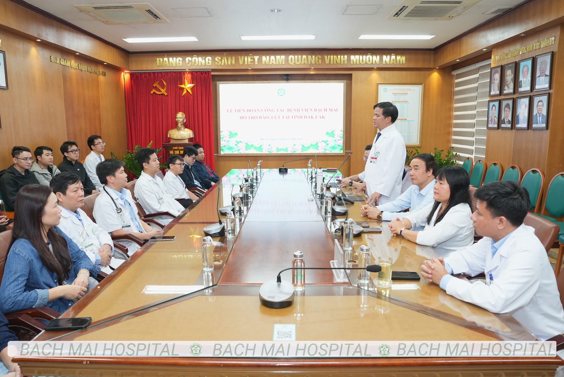 Thầy thuốc Bệnh viện Bạch Mai mang hỗ trợ y tế và sự sẻ chia đến với bà con Đắk Lắk- Ảnh 7.