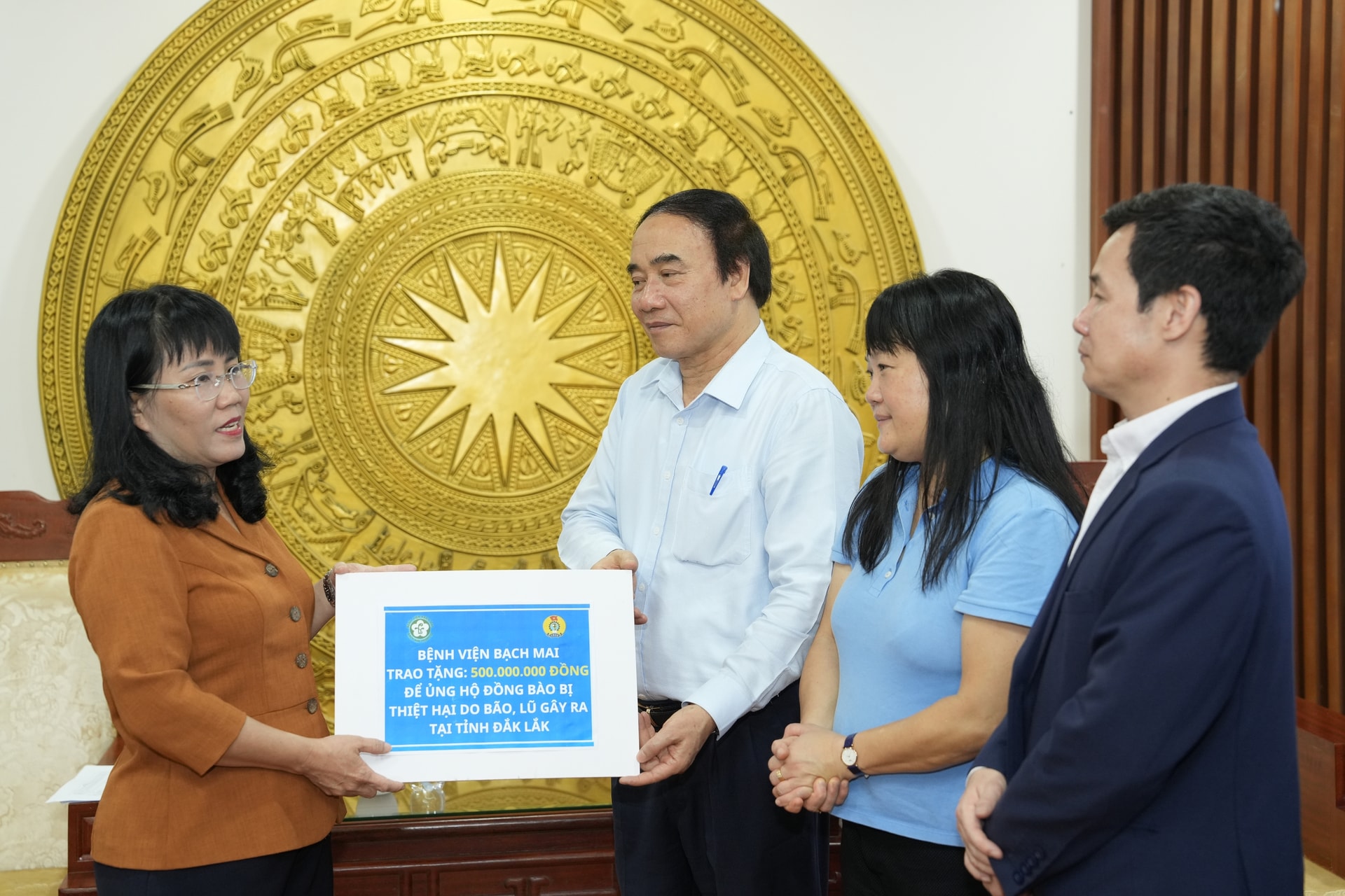 Thầy thuốc Bệnh viện Bạch Mai mang hỗ trợ y tế và sự sẻ chia đến với bà con Đắk Lắk- Ảnh 1.