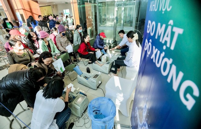 Thầy thuốc trẻ giúp người dân vùng lũ phục hồi sức khỏe sau thiên tai- Ảnh 2.