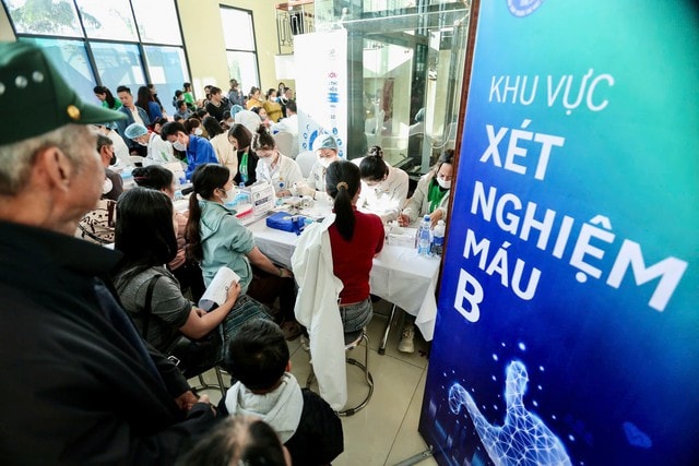 Thầy thuốc trẻ giúp người dân vùng lũ phục hồi sức khỏe sau thiên tai- Ảnh 3.