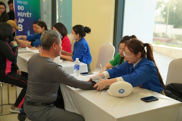 Thầy thuốc trẻ giúp người dân vùng lũ phục hồi sức khỏe sau thiên tai- Ảnh 9.