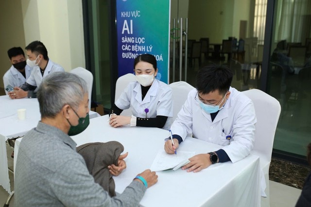 Thầy thuốc trẻ giúp người dân vùng lũ phục hồi sức khỏe sau thiên tai- Ảnh 13.