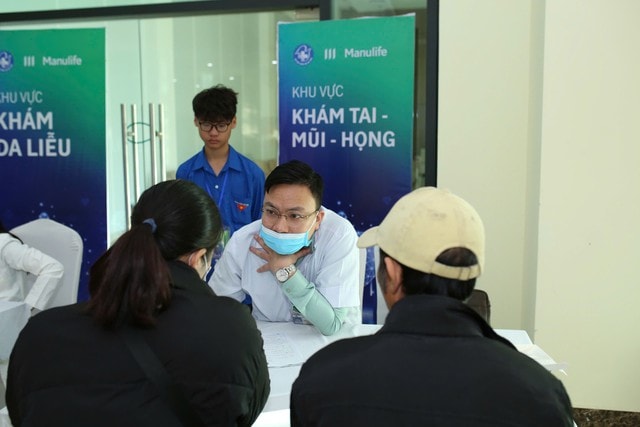 Thầy thuốc trẻ giúp người dân vùng lũ phục hồi sức khỏe sau thiên tai- Ảnh 12.