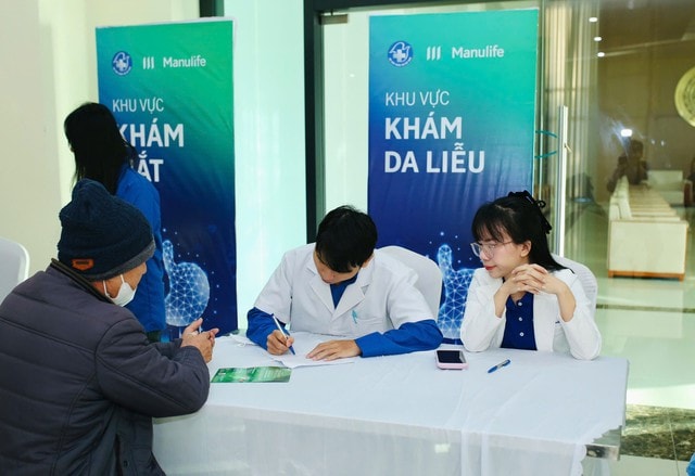 Thầy thuốc trẻ giúp người dân vùng lũ phục hồi sức khỏe sau thiên tai- Ảnh 10.