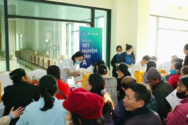 Thầy thuốc trẻ giúp người dân vùng lũ phục hồi sức khỏe sau thiên tai- Ảnh 1.