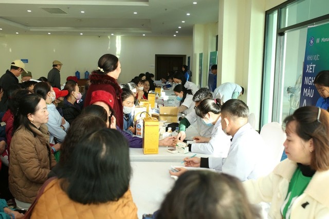 Thầy thuốc trẻ giúp người dân vùng lũ phục hồi sức khỏe sau thiên tai- Ảnh 15.