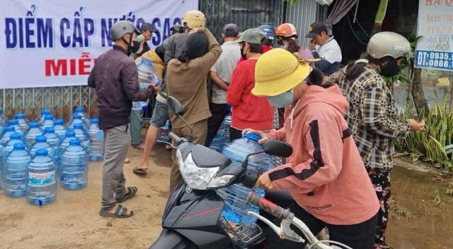 Cung cấp nước sạch giúp người dân vùng lũ Đắk Lắk phòng ngừa dịch bệnh- Ảnh 1. Cung cấp nước sạch giúp người dân vùng lũ Đắk Lắk phòng ngừa dịch bệnh- Ảnh 1.