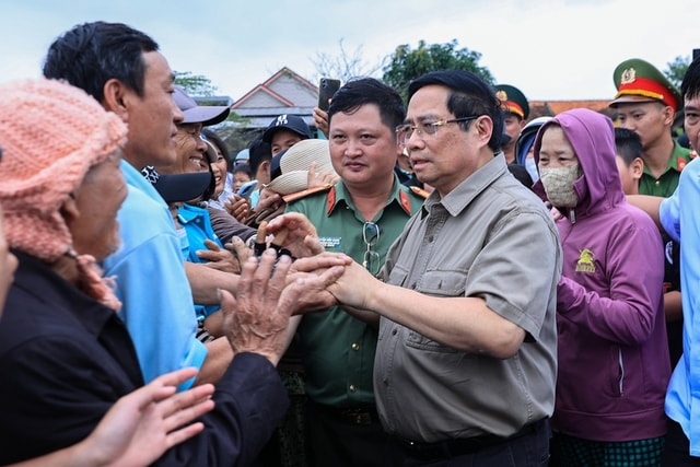 Thủ tướng trực tiếp thăm vùng lũ Đắk Lắk, chỉ đạo khẩn trương ổn định đời sống nhân dân- Ảnh 2. Thủ tướng trực tiếp thăm vùng lũ Đắk Lắk, chỉ đạo khẩn trương ổn định đời sống nhân dân- Ảnh 2.