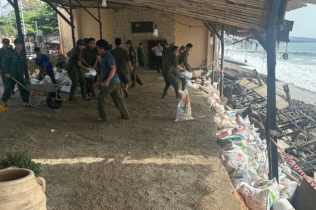 Kè biển Mũi Né sạt lở nghiêm trọng, kiến nghị công bố tình huống khẩn cấp- Ảnh 1. Kè biển Mũi Né sạt lở nghiêm trọng, kiến nghị công bố tình huống khẩn cấp- Ảnh 1.