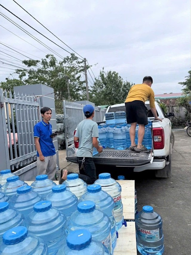 Cung cấp nước sạch giúp người dân vùng lũ Đắk Lắk phòng ngừa dịch bệnh- Ảnh 4. Cung cấp nước sạch giúp người dân vùng lũ Đắk Lắk phòng ngừa dịch bệnh- Ảnh 4.