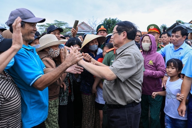 Thủ tướng trực tiếp thăm vùng lũ Đắk Lắk, chỉ đạo khẩn trương ổn định đời sống nhân dân- Ảnh 3. Thủ tướng trực tiếp thăm vùng lũ Đắk Lắk, chỉ đạo khẩn trương ổn định đời sống nhân dân- Ảnh 3.