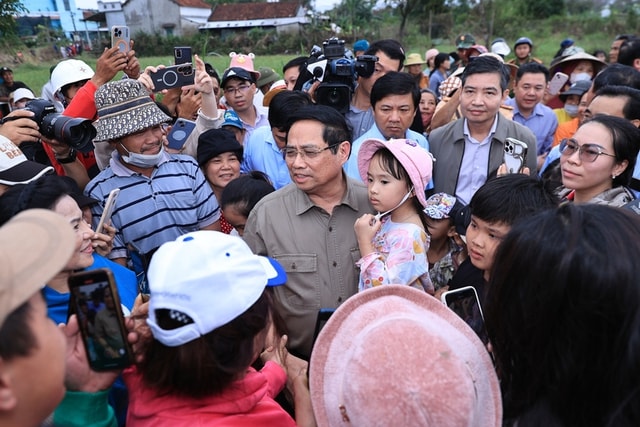 Thủ tướng trực tiếp thăm vùng lũ Đắk Lắk, chỉ đạo khẩn trương ổn định đời sống nhân dân- Ảnh 1. Thủ tướng trực tiếp thăm vùng lũ Đắk Lắk, chỉ đạo khẩn trương ổn định đời sống nhân dân- Ảnh 1.