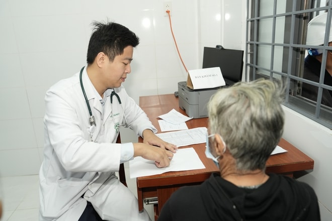 Thầy thuốc Bệnh viện Bạch Mai mang hỗ trợ y tế và sự sẻ chia đến với bà con Đắk Lắk- Ảnh 6.