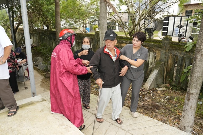 Thầy thuốc Bệnh viện Bạch Mai mang hỗ trợ y tế và sự sẻ chia đến với bà con Đắk Lắk- Ảnh 9.