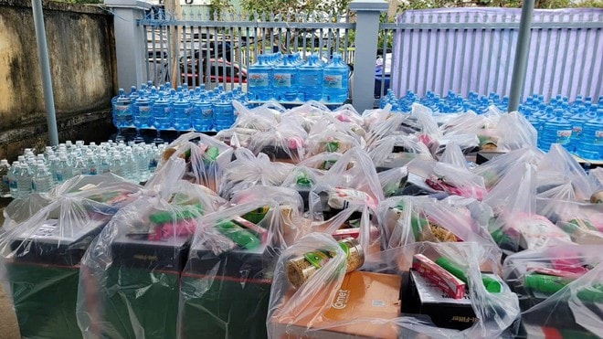 Cung cấp nước sạch giúp người dân vùng lũ Đắk Lắk phòng ngừa dịch bệnh- Ảnh 2. Cung cấp nước sạch giúp người dân vùng lũ Đắk Lắk phòng ngừa dịch bệnh- Ảnh 2.