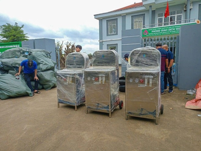 Cung cấp nước sạch giúp người dân vùng lũ Đắk Lắk phòng ngừa dịch bệnh- Ảnh 3. Cung cấp nước sạch giúp người dân vùng lũ Đắk Lắk phòng ngừa dịch bệnh- Ảnh 3.