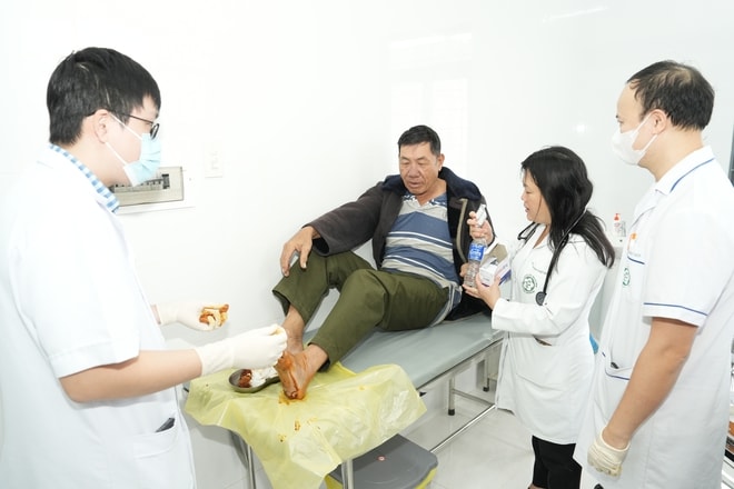 Thầy thuốc Bệnh viện Bạch Mai mang hỗ trợ y tế và sự sẻ chia đến với bà con Đắk Lắk- Ảnh 11.