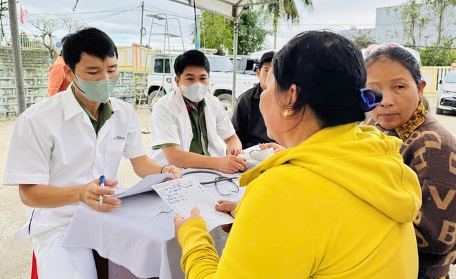 Bệnh viện 19-8 vượt đường khó, trao yêu thương và tủ thuốc đặc biệt cho bà con vùng lũ- Ảnh 3.