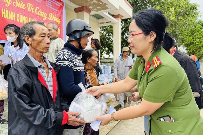 Bệnh viện 19-8 vượt đường khó, trao yêu thương và tủ thuốc đặc biệt cho bà con vùng lũ- Ảnh 5.