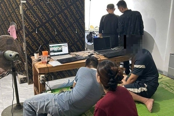 Lập kênh YouTube 'Phỉ Thúy Việt' và 'Phỉ Thúy Hùng Phát' livestream lừa đảo chiếm đoạt tài sản- Ảnh 1.