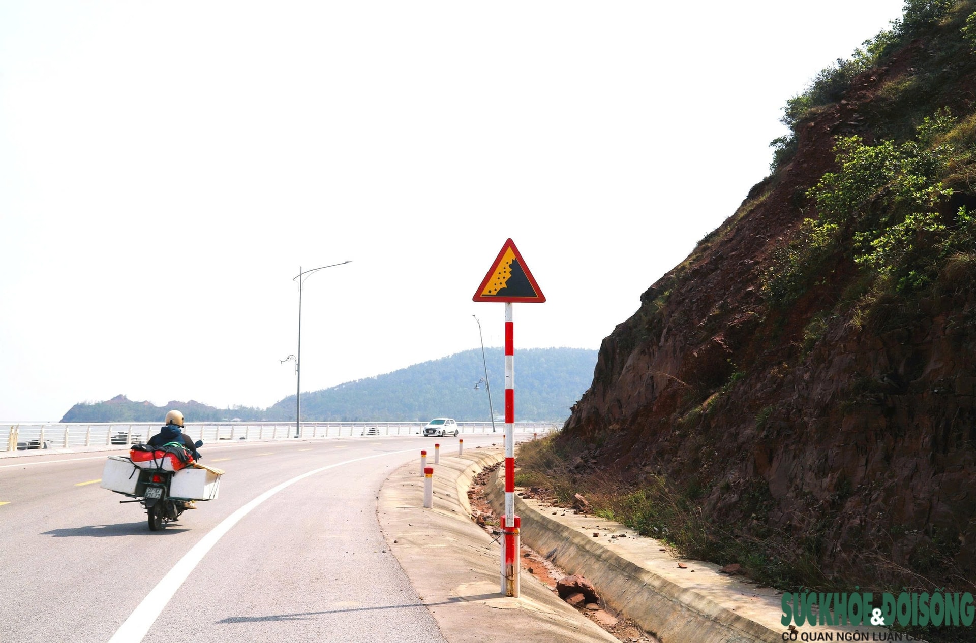 Nguy cơ sạt lở vách núi Mộ Dạ, đe doạ tuyến đường ven biển Nghệ An- Ảnh 1.