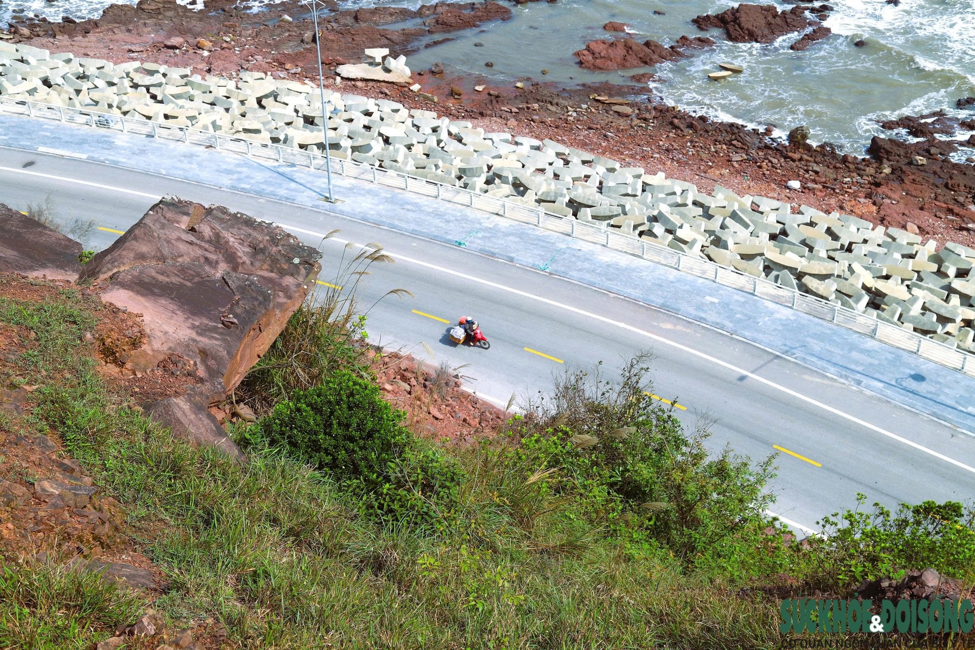 Nguy cơ sạt lở vách núi Mộ Dạ, đe doạ tuyến đường ven biển Nghệ An- Ảnh 2.