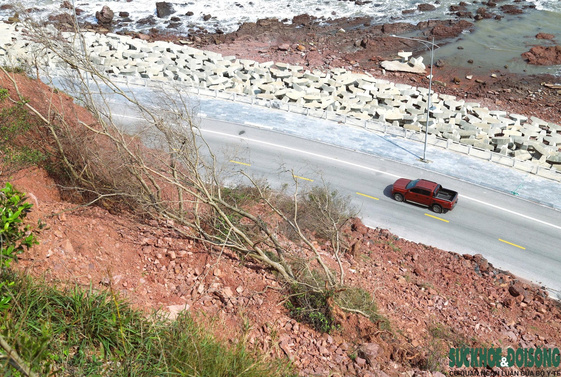 Nguy cơ sạt lở vách núi Mộ Dạ, đe doạ tuyến đường ven biển Nghệ An- Ảnh 11.