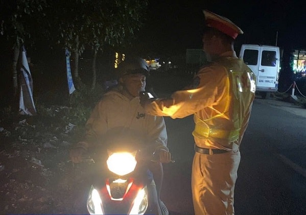 Kiểm tra nồng độ cồn toàn quốc, phát hiện 2.703 trường hợp vi phạm- Ảnh 1. Kiểm tra nồng độ cồn toàn quốc, phát hiện 2.703 trường hợp vi phạm- Ảnh 1.