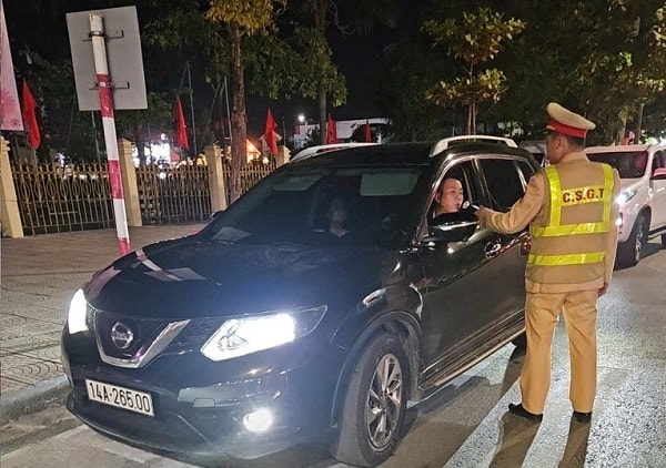 Kiểm tra nồng độ cồn toàn quốc, phát hiện 2.703 trường hợp vi phạm- Ảnh 2. Kiểm tra nồng độ cồn toàn quốc, phát hiện 2.703 trường hợp vi phạm- Ảnh 2.