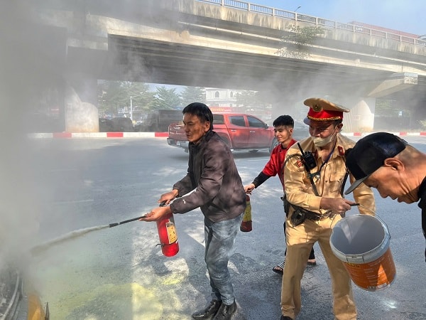 Hà Nội: Kịp thời dập tắt ô tô bất ngờ bốc cháy- Ảnh 3.