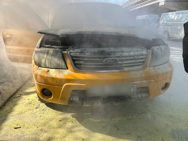 Hà Nội: Kịp thời dập tắt ô tô bất ngờ bốc cháy- Ảnh 1.