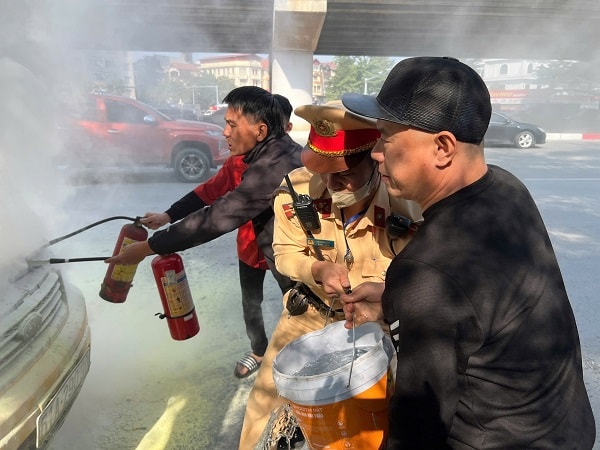 Hà Nội: Kịp thời dập tắt ô tô bất ngờ bốc cháy- Ảnh 4.