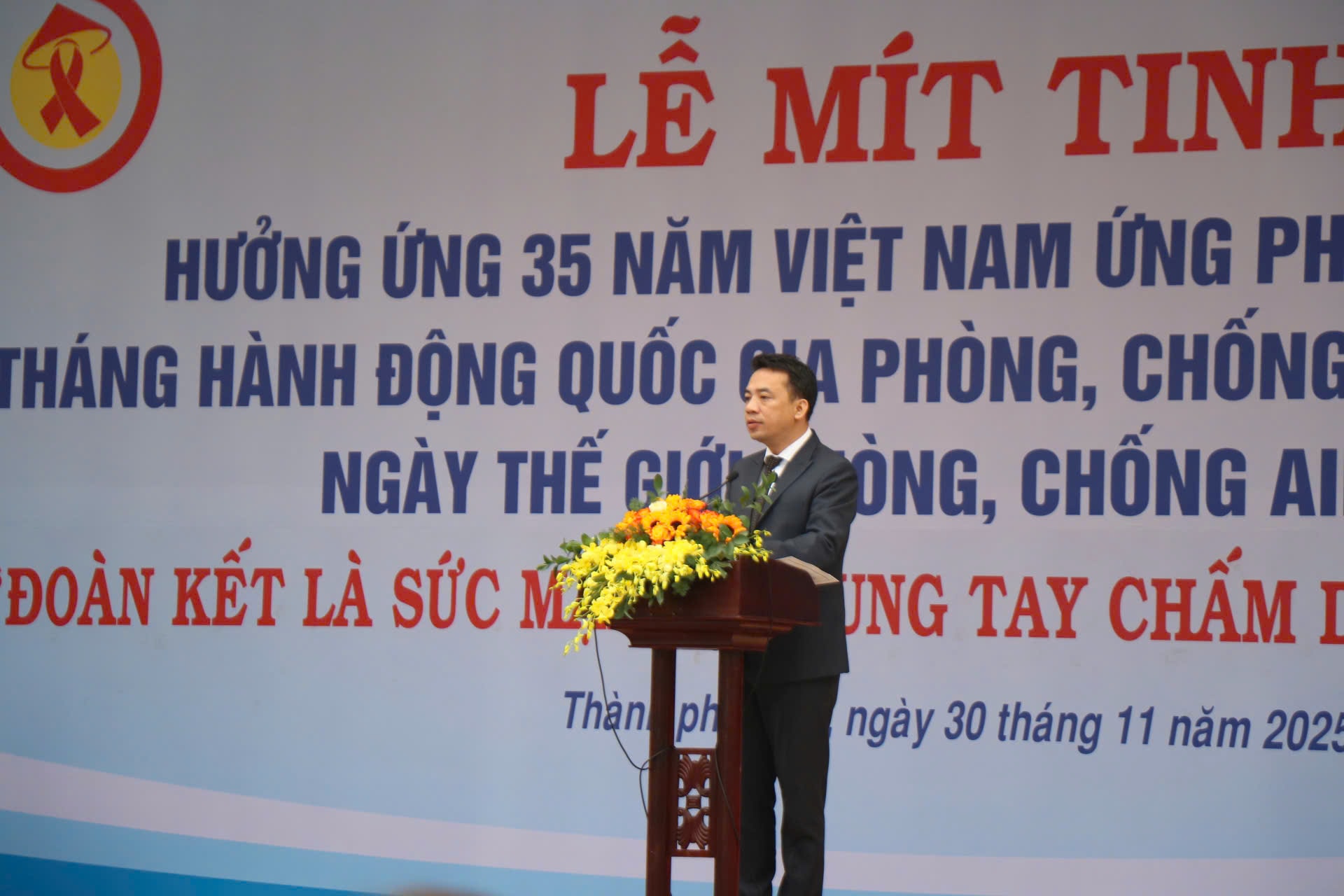 Ngành y tế giữ vai trò nòng cốt, vừa phòng ngừa, điều trị, vừa đồng hành với người nhiễm HIV- Ảnh 1.