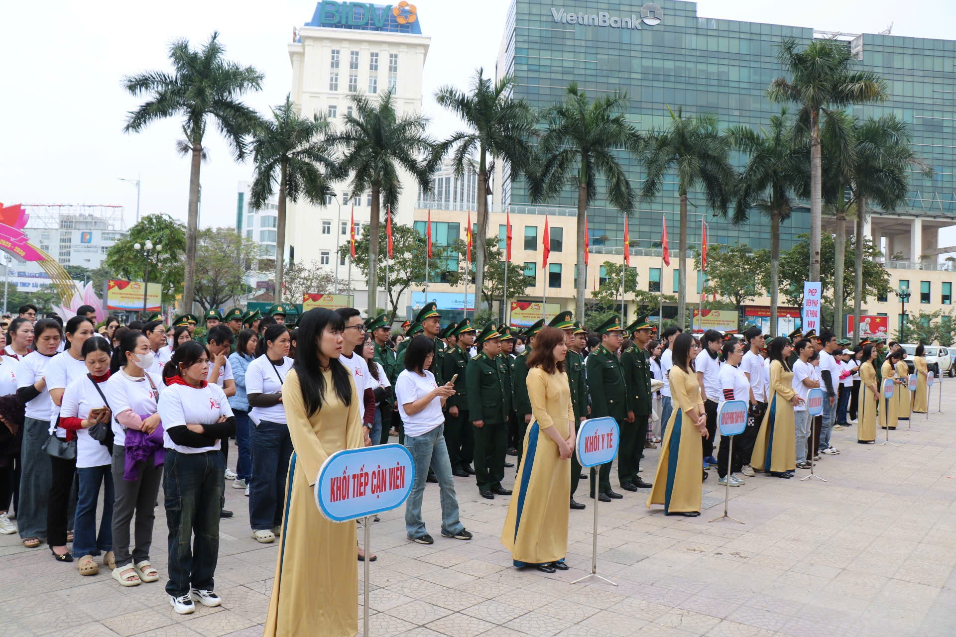 Ngành y tế giữ vai trò nòng cốt, vừa phòng ngừa, điều trị, vừa đồng hành với người nhiễm HIV- Ảnh 2.