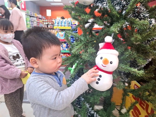 Không khí Giáng sinh lan tỏa khắp phố phường Hà Nội- Ảnh 2. Không khí Giáng sinh lan tỏa khắp phố phường Hà Nội- Ảnh 2.