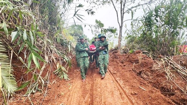 Khiêng cáng vượt dốc núi sạt lở cứu sản phụ 'ngàn cân treo sợi tóc'- Ảnh 1. Khiêng cáng vượt dốc núi sạt lở cứu sản phụ 'ngàn cân treo sợi tóc'- Ảnh 1.