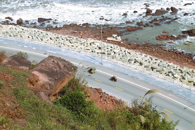 Nguy cơ sạt lở vách núi Mộ Dạ, đe doạ tuyến đường ven biển Nghệ An- Ảnh 4.