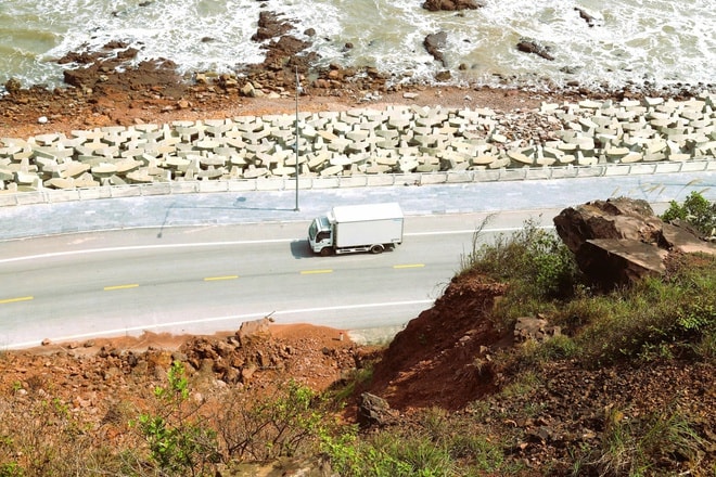 Nguy cơ sạt lở vách núi Mộ Dạ, đe doạ tuyến đường ven biển Nghệ An- Ảnh 6.
