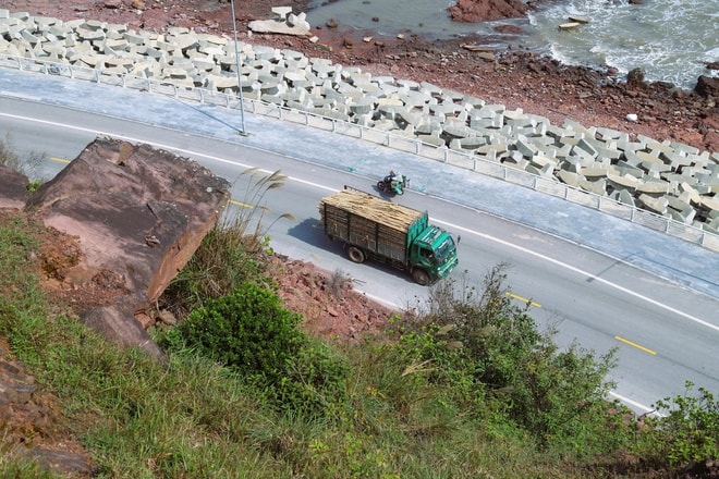 Nguy cơ sạt lở vách núi Mộ Dạ, đe doạ tuyến đường ven biển Nghệ An- Ảnh 5.