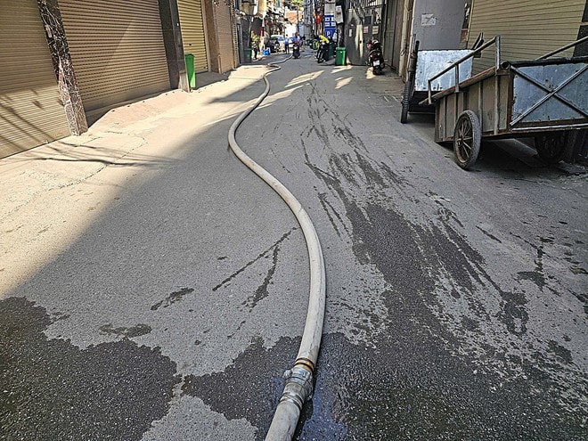 Hà Nội: Cháy nhà 8 tầng trong ngõ sâu, cảnh sát kéo vòi 250m để dập lửa- Ảnh 3.