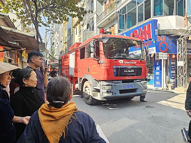 Hà Nội: Cháy nhà 8 tầng trong ngõ sâu, cảnh sát kéo vòi 250m để dập lửa- Ảnh 2.