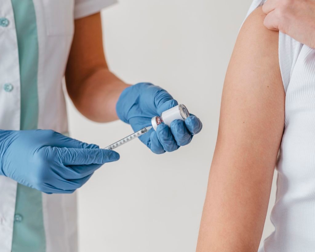 Tiêm vaccine cúm: Tấm lá chắn cho bản thân và trách nhiệm với cộng đồng- Ảnh 3.