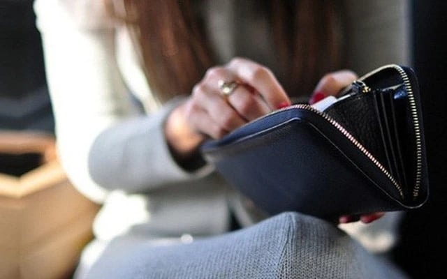 Từ 15/12, kiểm soát thu nhập của vợ hoặc chồng sẽ bị phạt đến 30 triệu đồng- Ảnh 1.