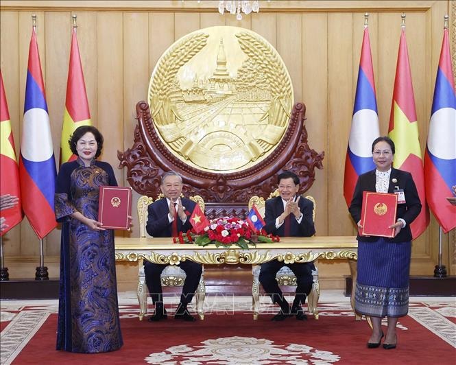 Tổng Bí thư Tô Lâm và Tổng Bí thư, Chủ tịch nước Lào chứng kiến Lễ trao các văn kiện hợp tác- Ảnh 3.