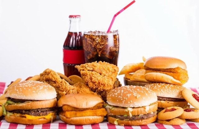 Tác hại của đồ ăn nhanh khi thay thế bữa ăn lành mạnh- Ảnh 1. Tác hại của đồ ăn nhanh khi thay thế bữa ăn lành mạnh- Ảnh 1.