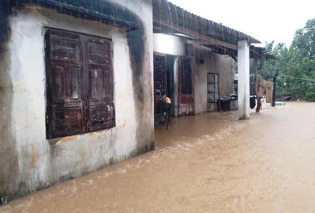 Bão số 15 sẽ suy yếu thành áp thấp nhiệt đới ngay trên biển nhưng gây mưa từ Bình Định (cũ) đến Khánh Hòa- Ảnh 1. Bão số 15 sẽ suy yếu thành áp thấp nhiệt đới ngay trên biển nhưng gây mưa từ Bình Định (cũ) đến Khánh Hòa- Ảnh 1.