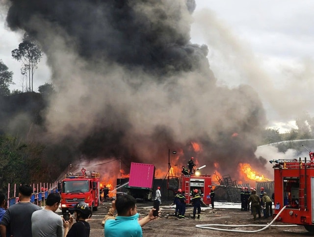 Kho bãi ở Đà Nẵng bốc cháy kinh hoàng, khói đen cao hàng trăm mét- Ảnh 1. Kho bãi ở Đà Nẵng bốc cháy kinh hoàng, khói đen cao hàng trăm mét- Ảnh 1.