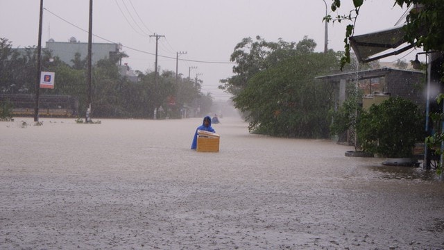 Bão số 15 suy yếu thành áp thấp nhiệt đới, miền Trung hứng đợt mưa lớn- Ảnh 2. Bão số 15 suy yếu thành áp thấp nhiệt đới, miền Trung hứng đợt mưa lớn- Ảnh 2.