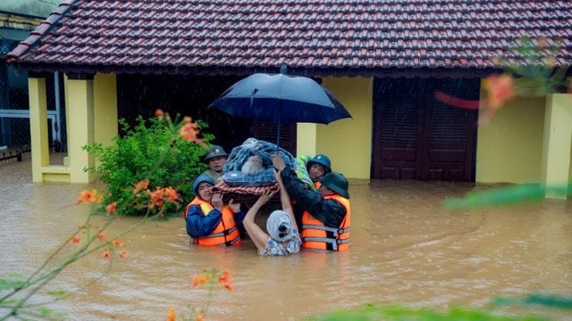 Triển khai các biện pháp ứng phó với đợt mưa lũ ở miền Trung- Ảnh 1. Triển khai các biện pháp ứng phó với đợt mưa lũ ở miền Trung- Ảnh 1.