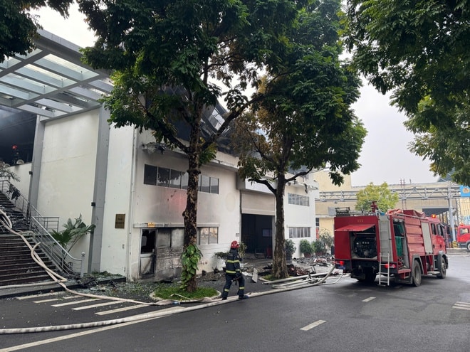 Hà Nội: Cháy tại nhà máy bia, khói đen cuồn cuộn- Ảnh 4.